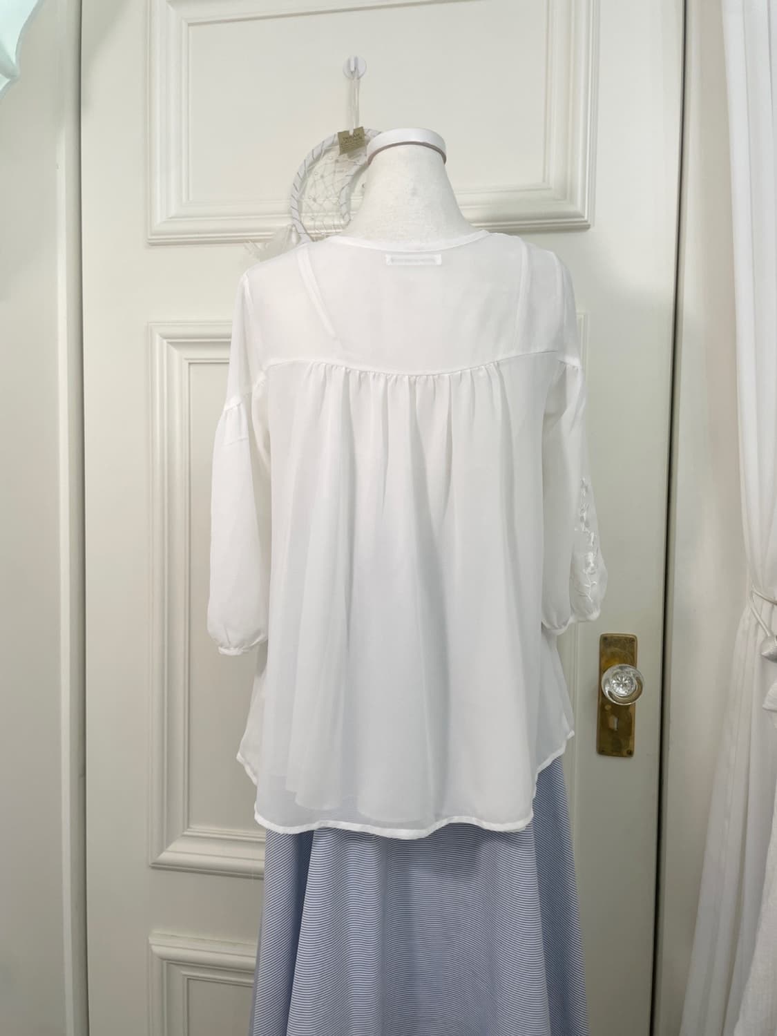 white sleeve embroidery summer blouse 상품이미지5