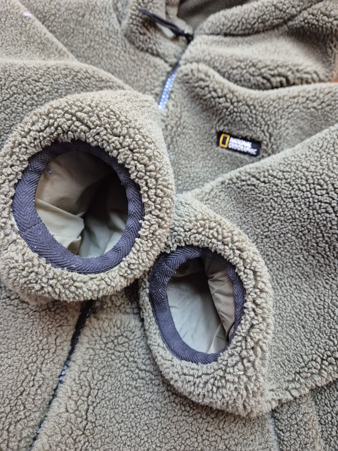 내셔널지오그래픽 키즈 뽀글이 후리스 판매합니다. 색상은 카키색이고, 사이 상품이미지4