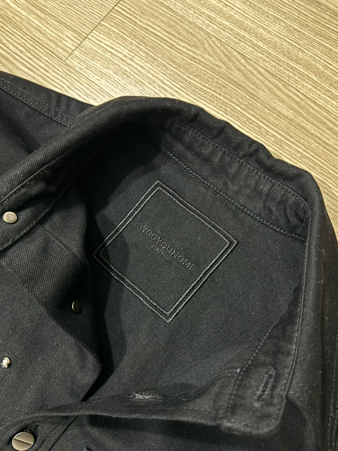 [46] 우영미 24SS 백로고 데님 셔츠 자켓 블랙 상품이미지3