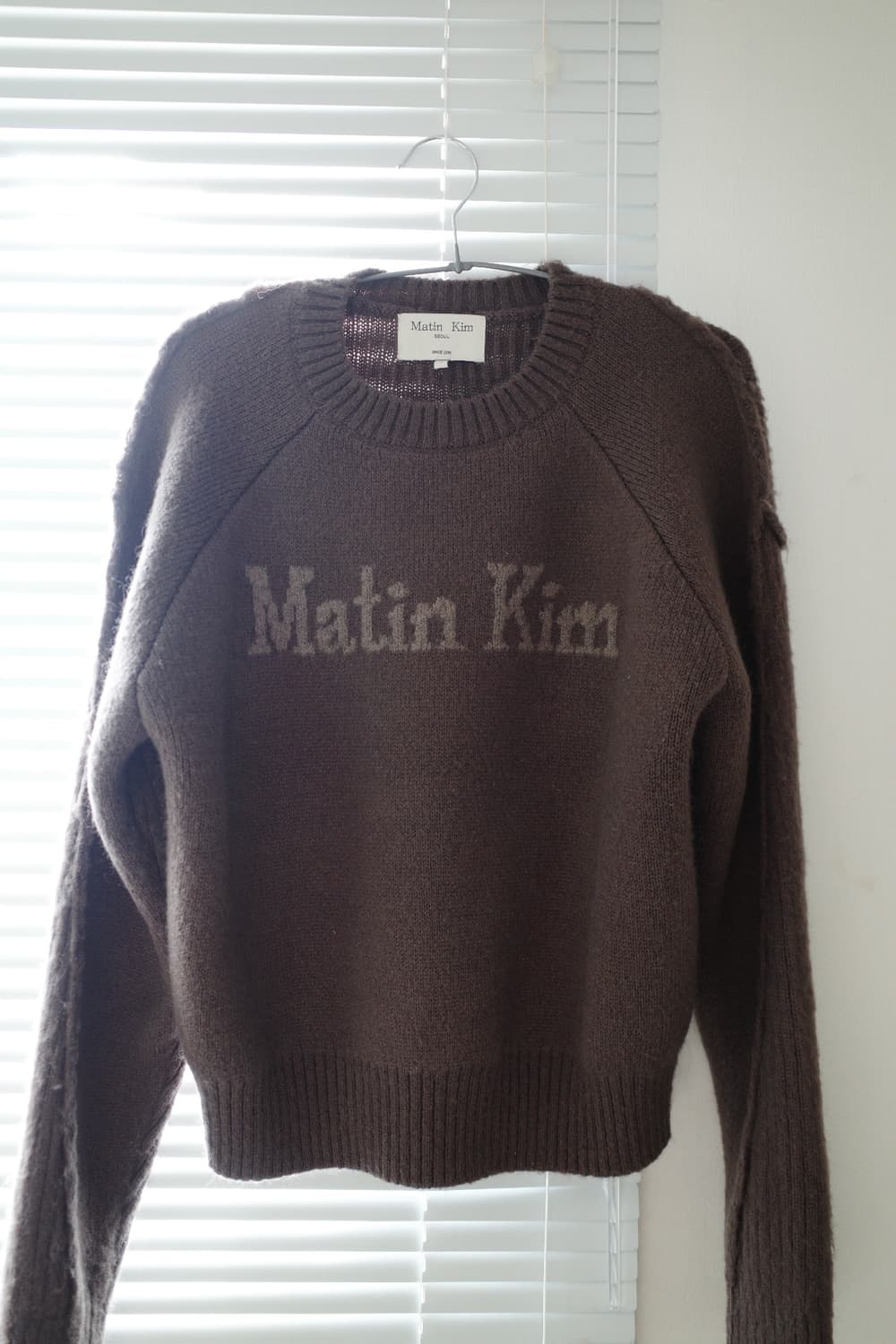 마뗑킴 Matin kim 로고 니트 (브라운) 상품이미지4