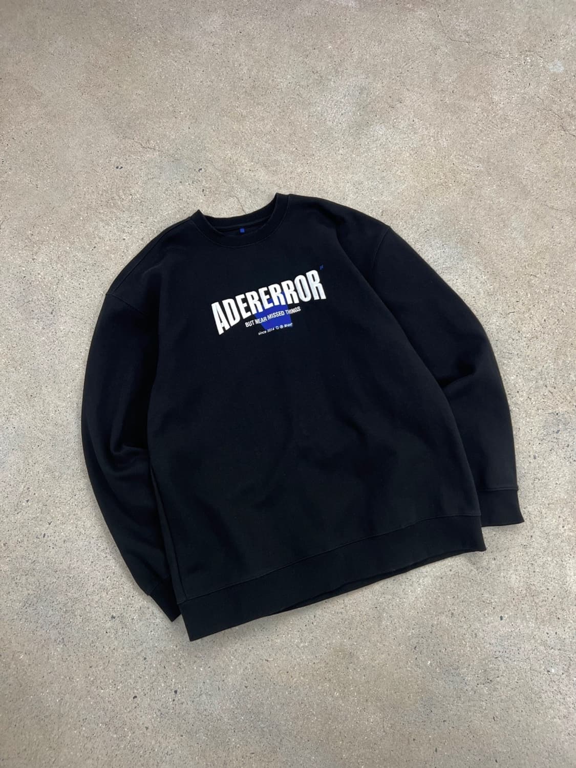 아더에러 블랙 오버핏 빅로고 맨투맨 상품이미지4