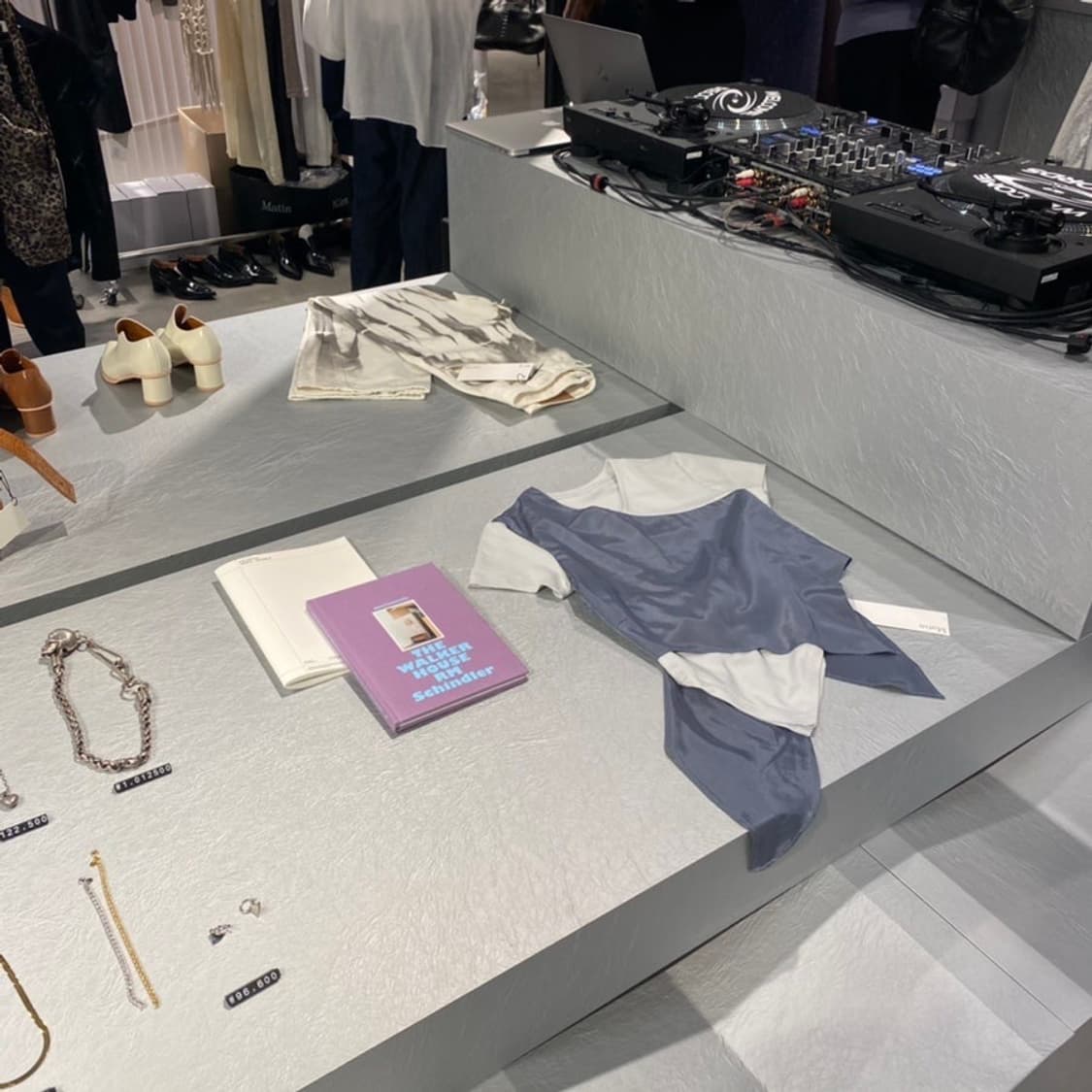 마뗑킴 백 포인트 탑 실키 스카프탑 그레이 상품이미지6