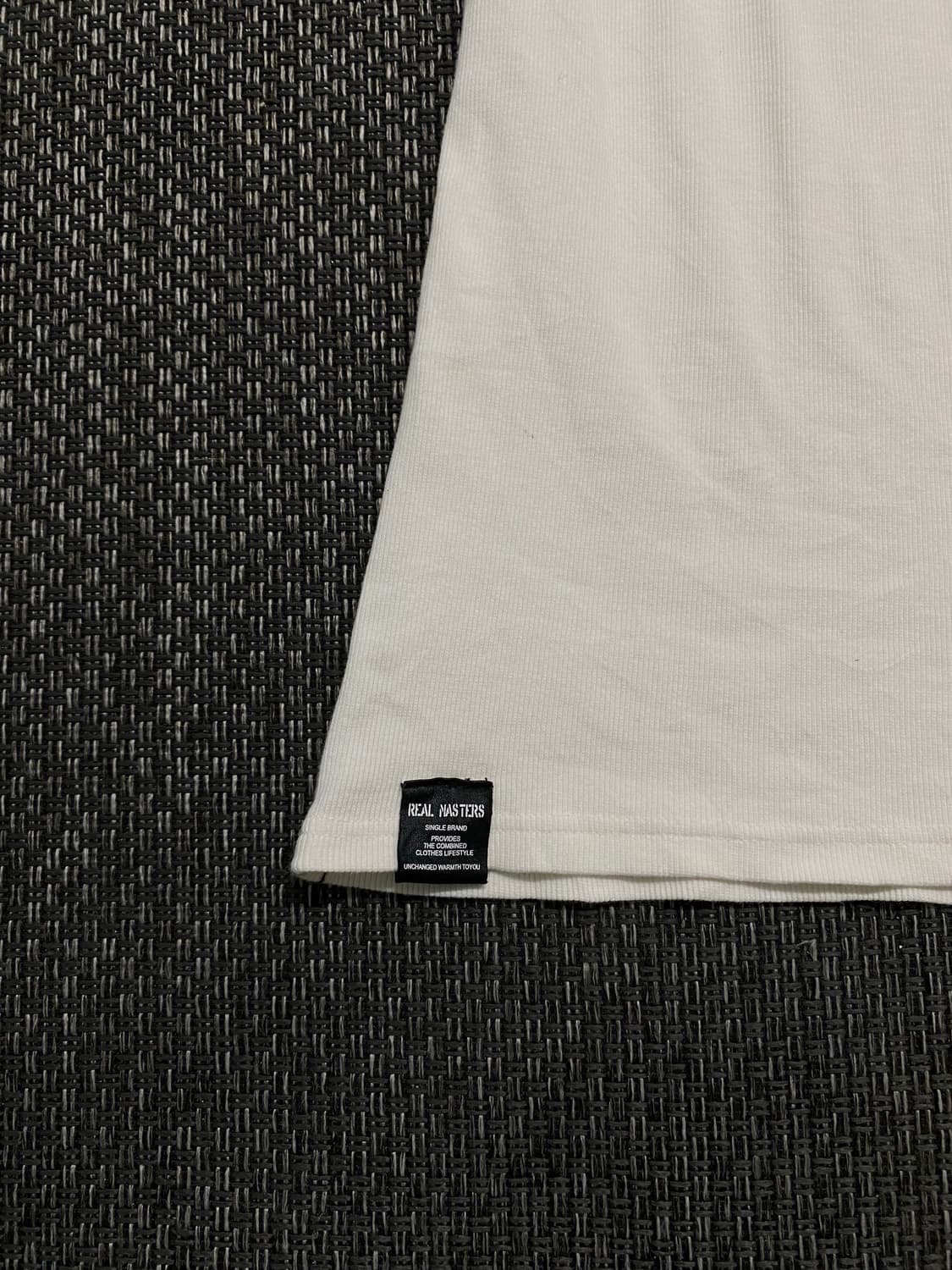 Patch&Pocket Detail White V-Neck Tee 상품이미지4