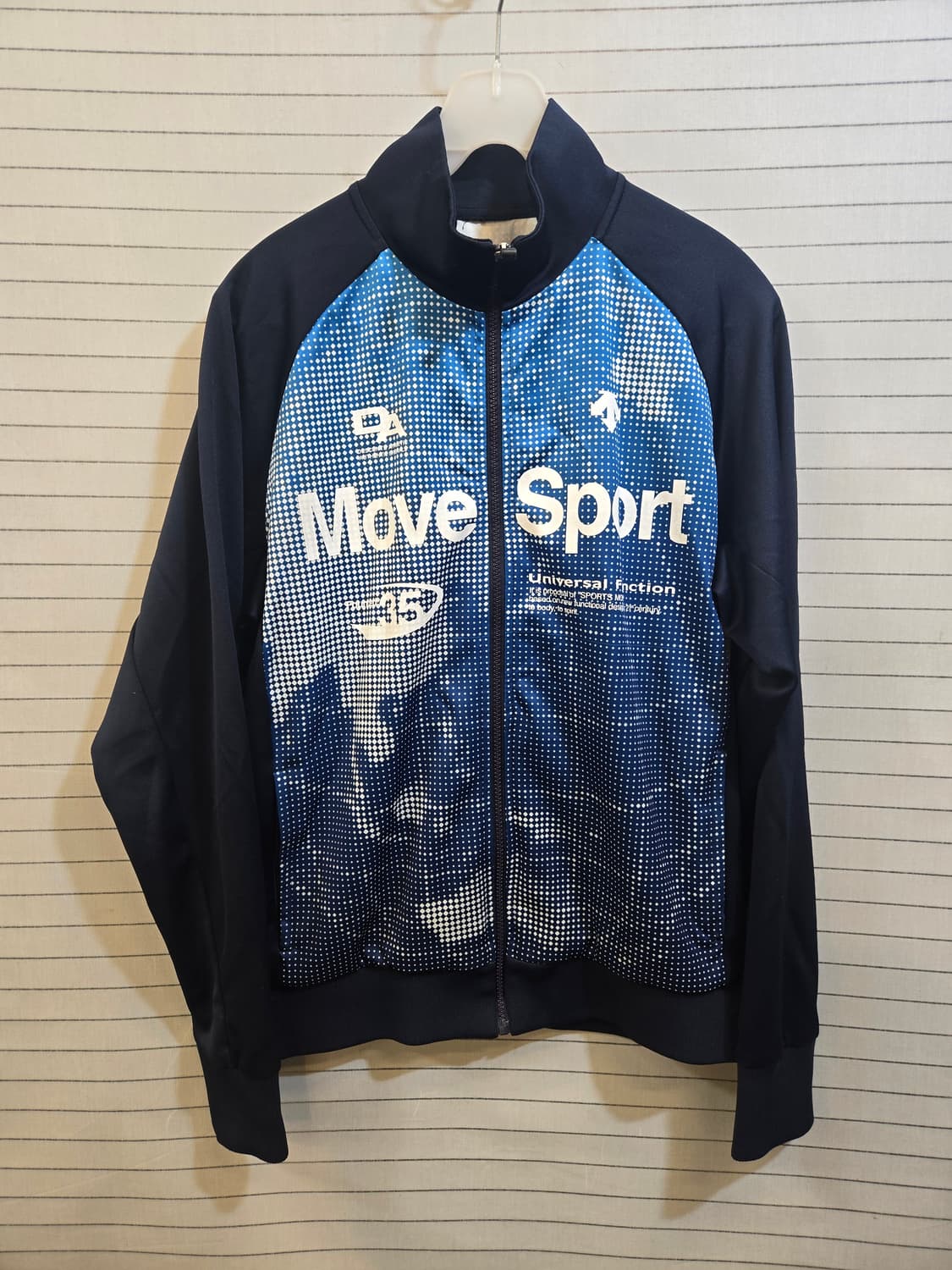 데상트 무브 스포츠 트랙 자켓 네이비 상품이미지1