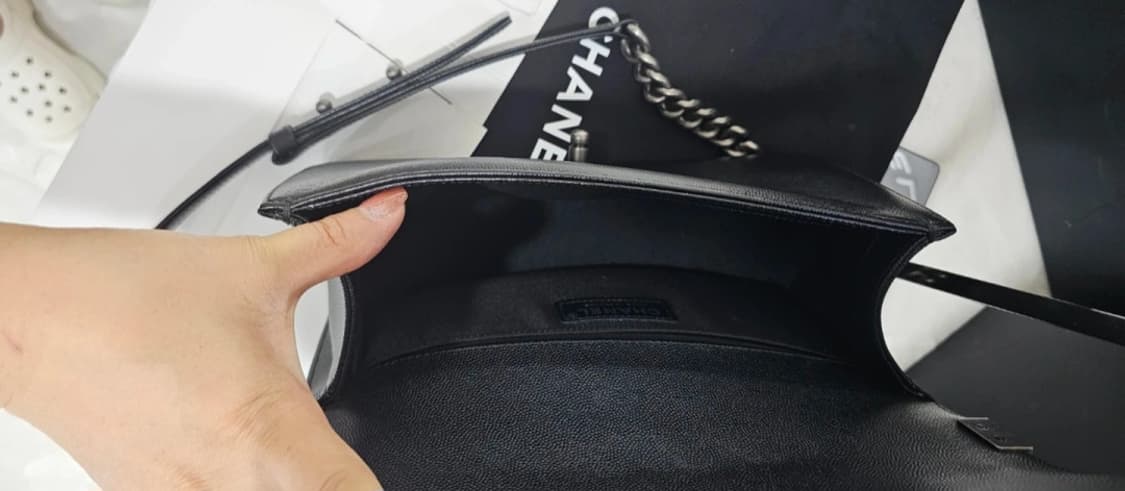 (정품)샤넬 보이백 미듐 캐비어 은장 상품이미지5