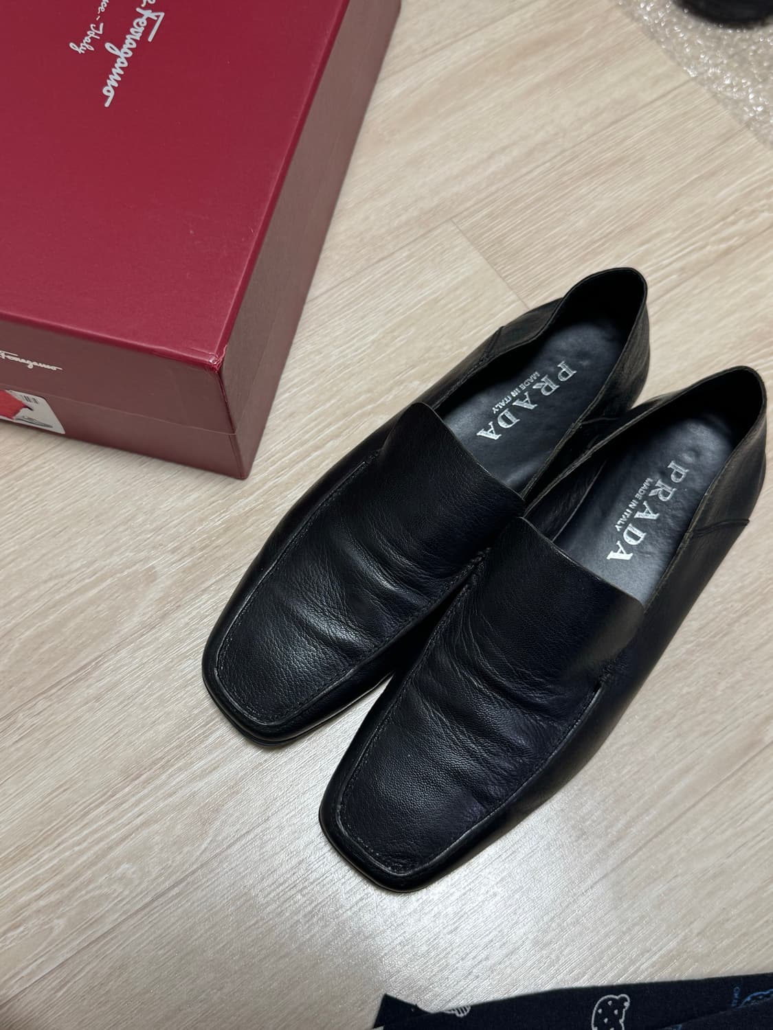 프라다 블랙 폴디드 로퍼 상품이미지1