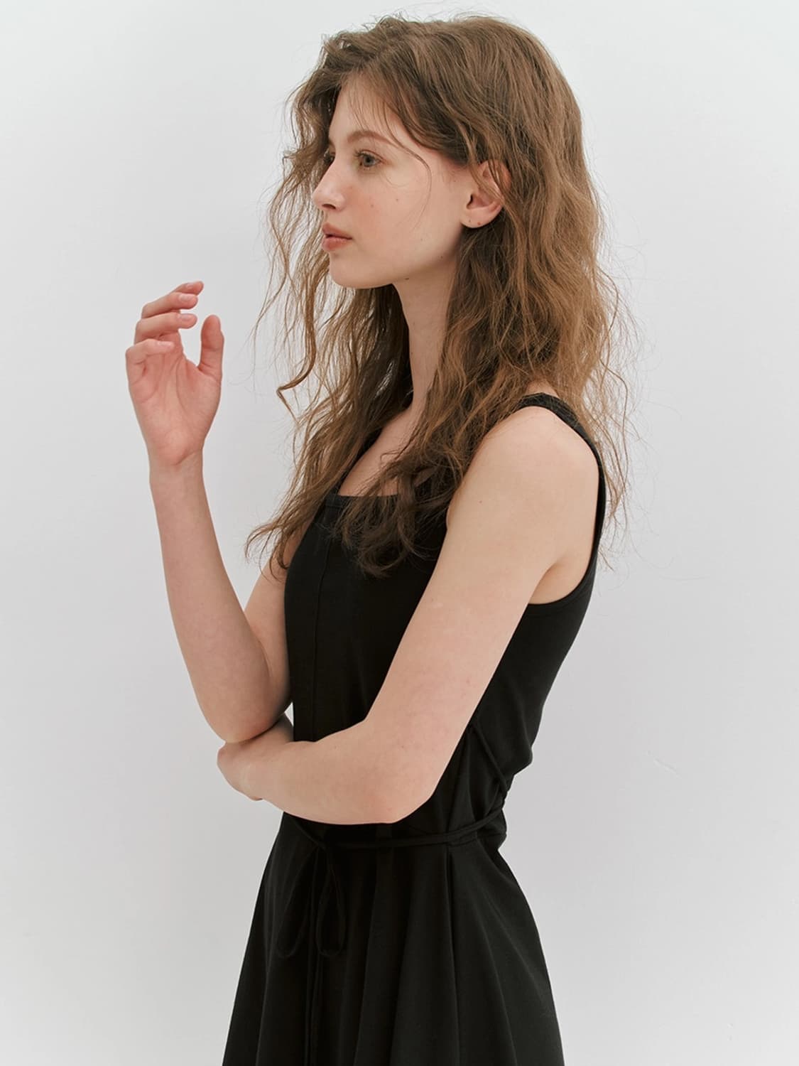 민더리 STRAP CUTTING JERSEY DRESS - BLACK 상품이미지3