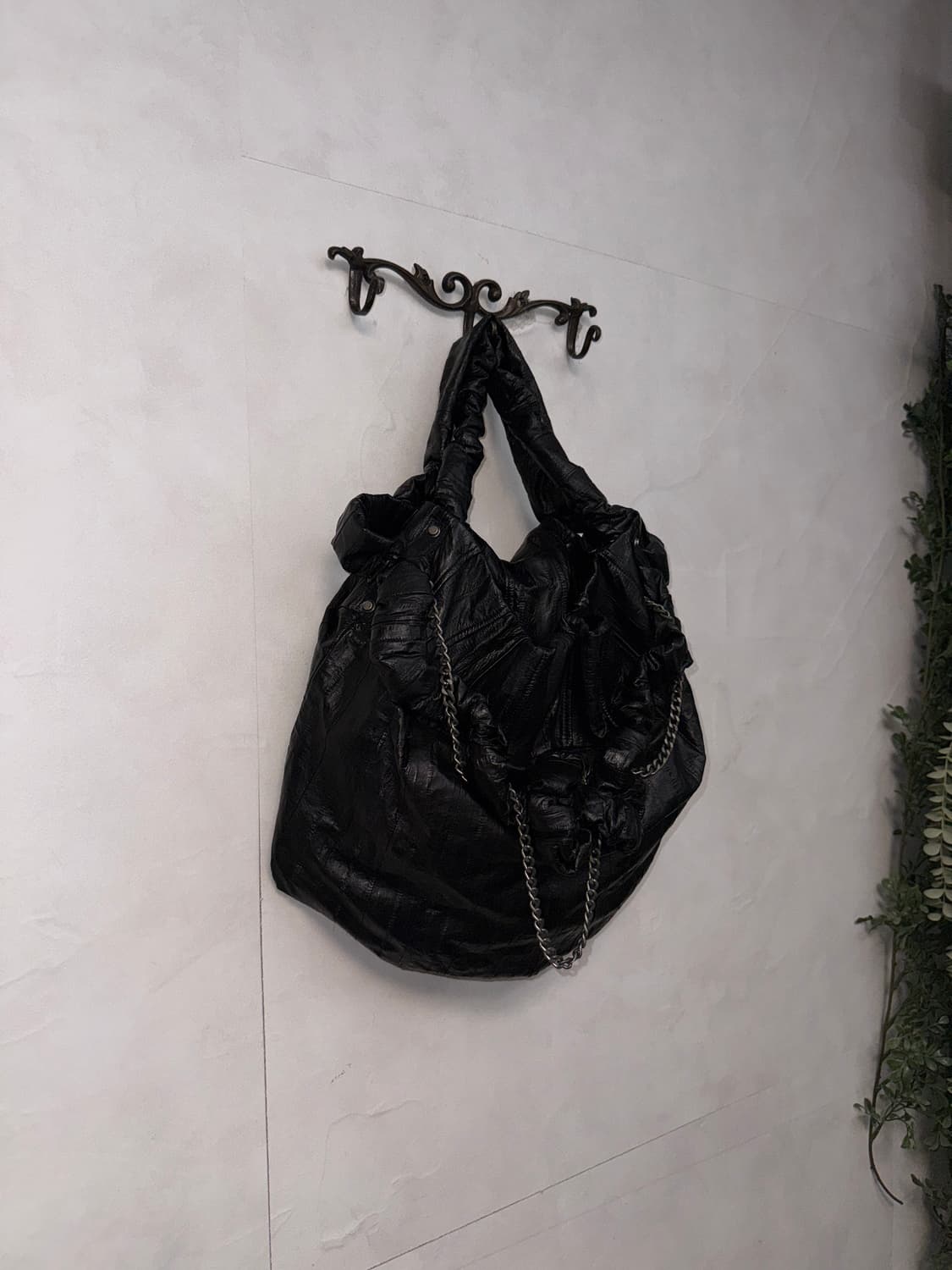 Black knotted chain leather tote bag 상품이미지2