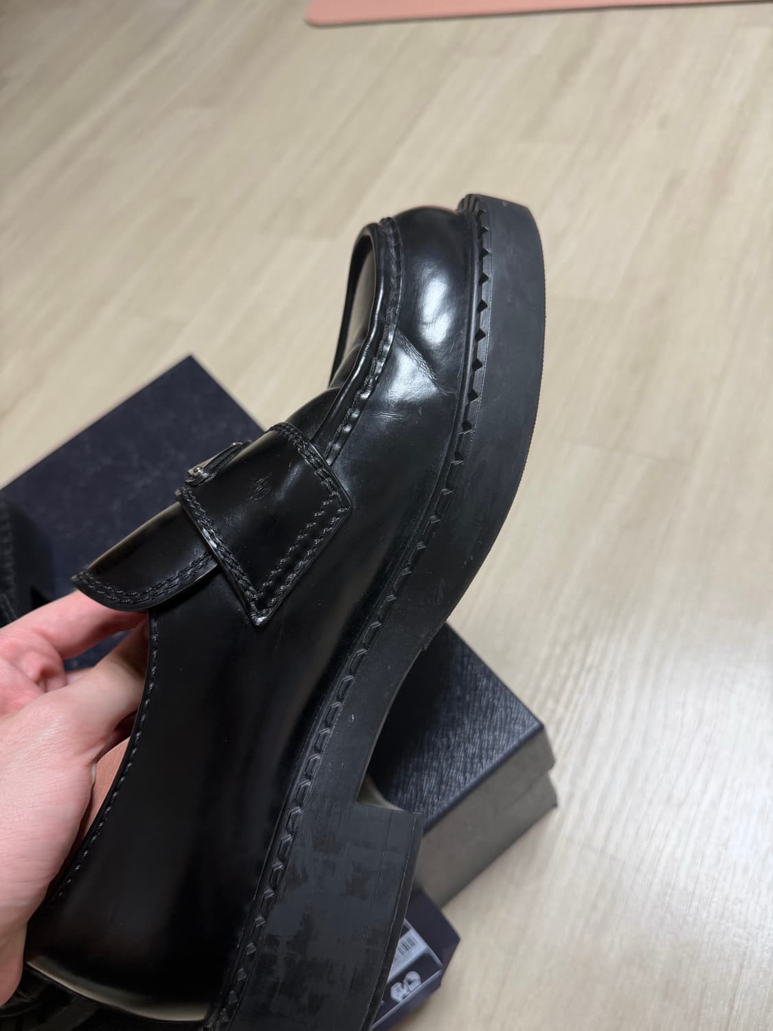 프라다 남성 브러시드 가죽 로퍼 블랙 8 (270) 상품이미지6