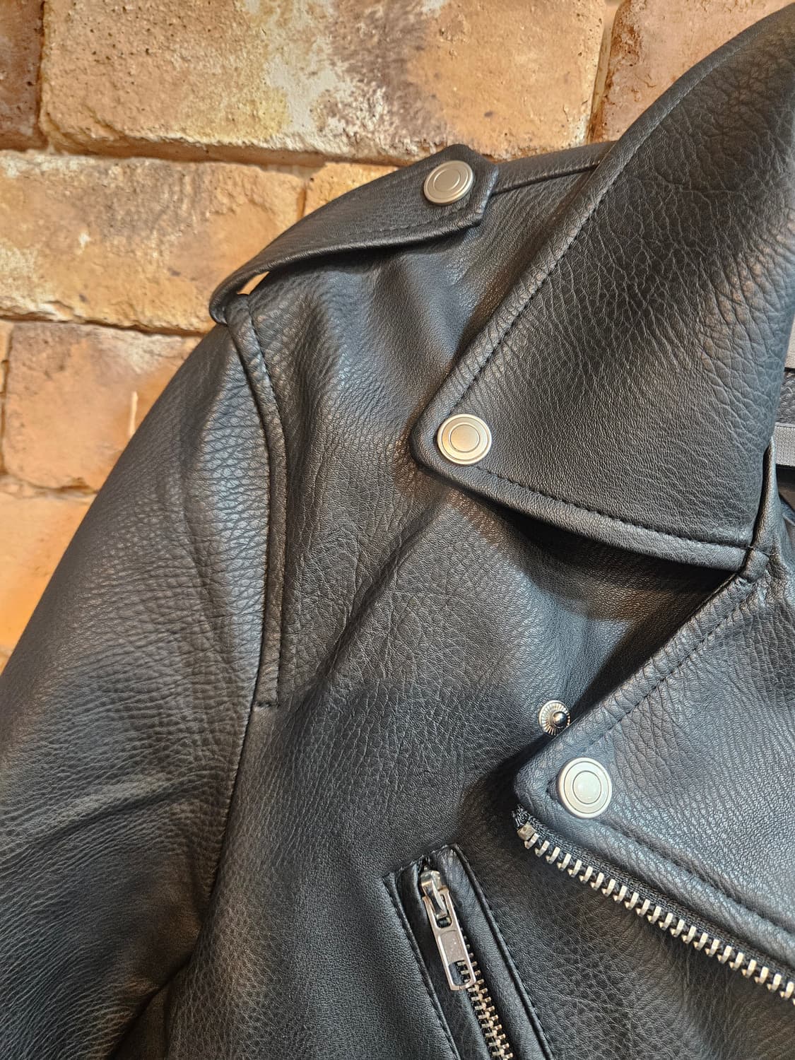 드레스볼륨 블랙 레더 라이더 자켓 상품이미지4