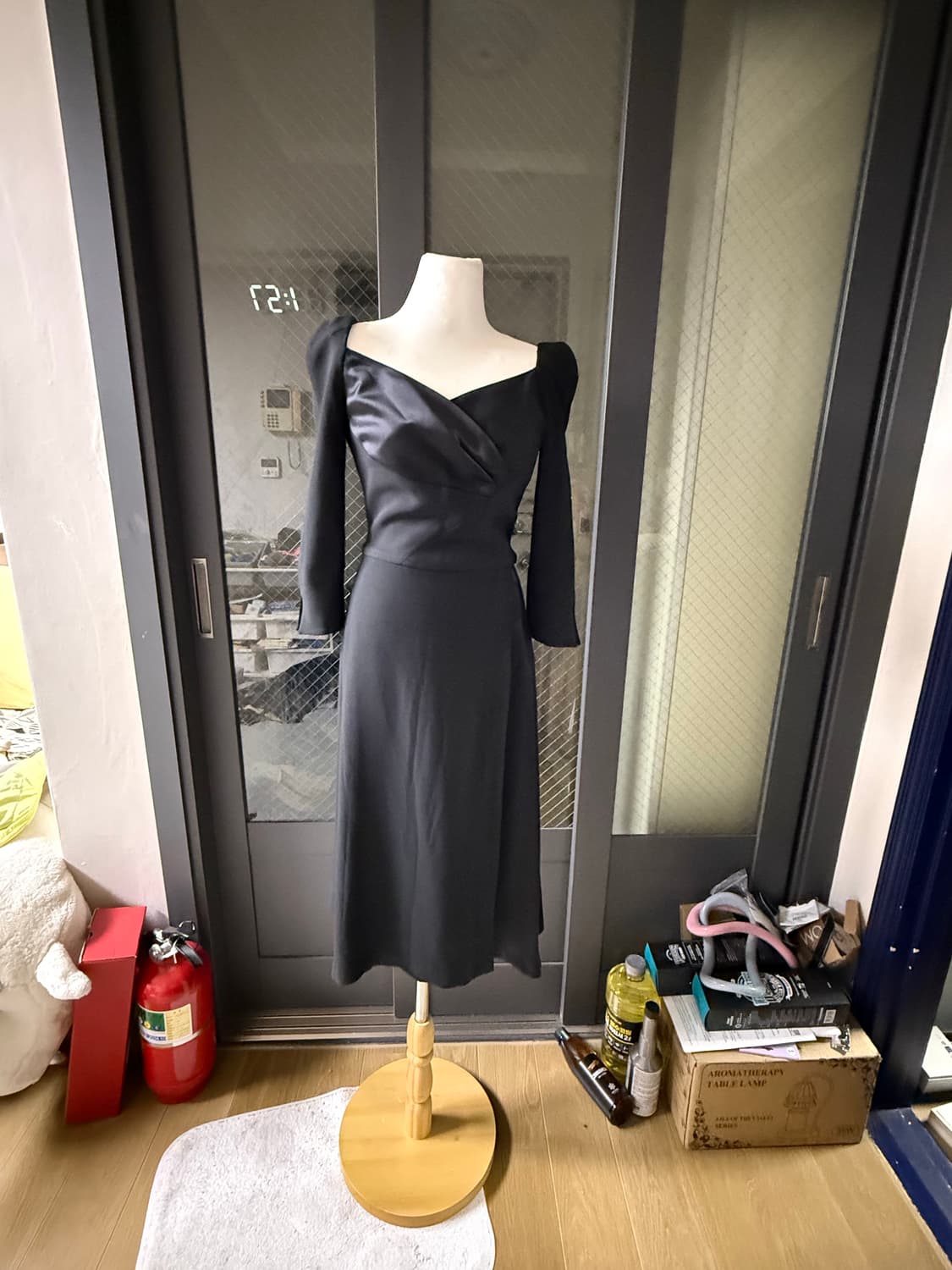 아보아보 블랙 새틴 원피스 상품이미지4