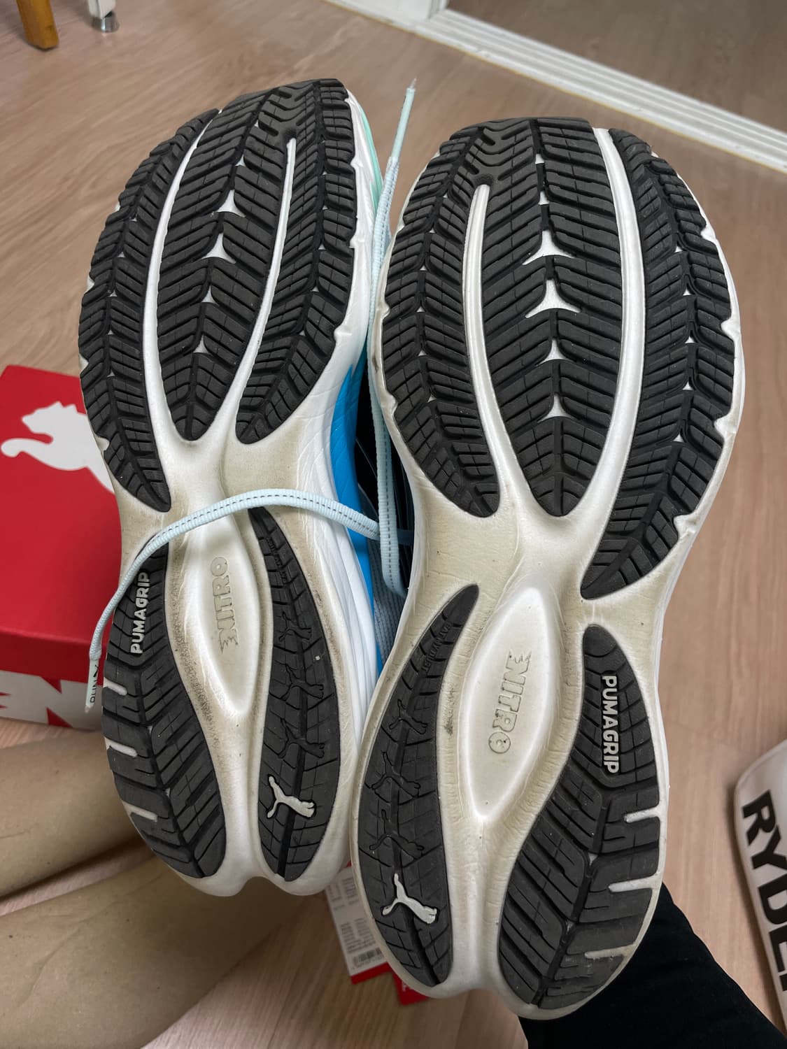 푸마 벨로시티 나이트로4 270 와이드 러닝화 상품이미지2