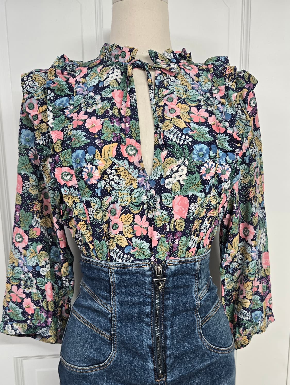 앤아더스토리즈 플라워 프릴블라우스 상품이미지2