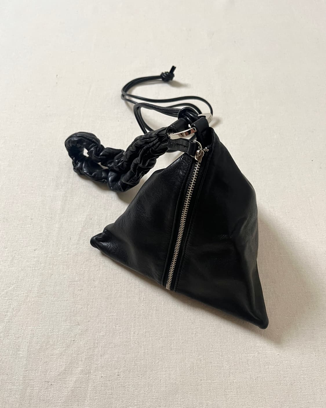 요지야마모토 피라미드 미니백 yohji yamamoto 핸드백 상품이미지2