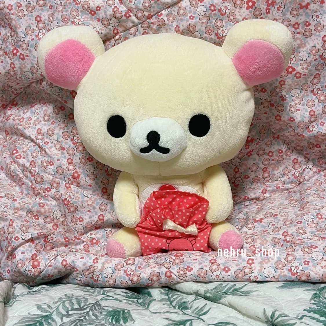 (이체시에눌) 고전 코리락쿠마 핑크 주머니 들고 있는 리본 코리락 인형 상품이미지1