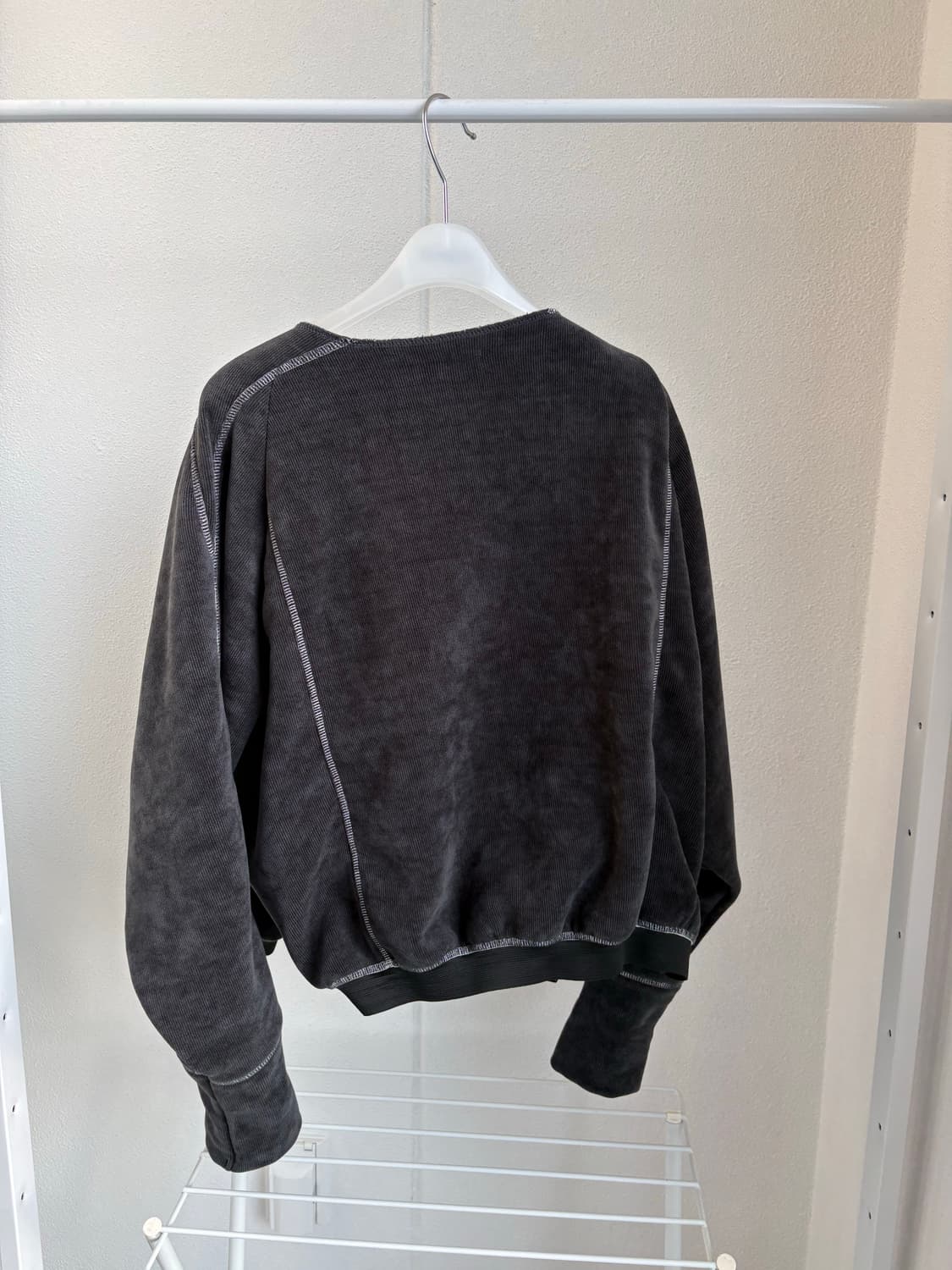 Tonse 톤세 브이넥 스웻셔츠 차콜 Flims V-neck 상품이미지2