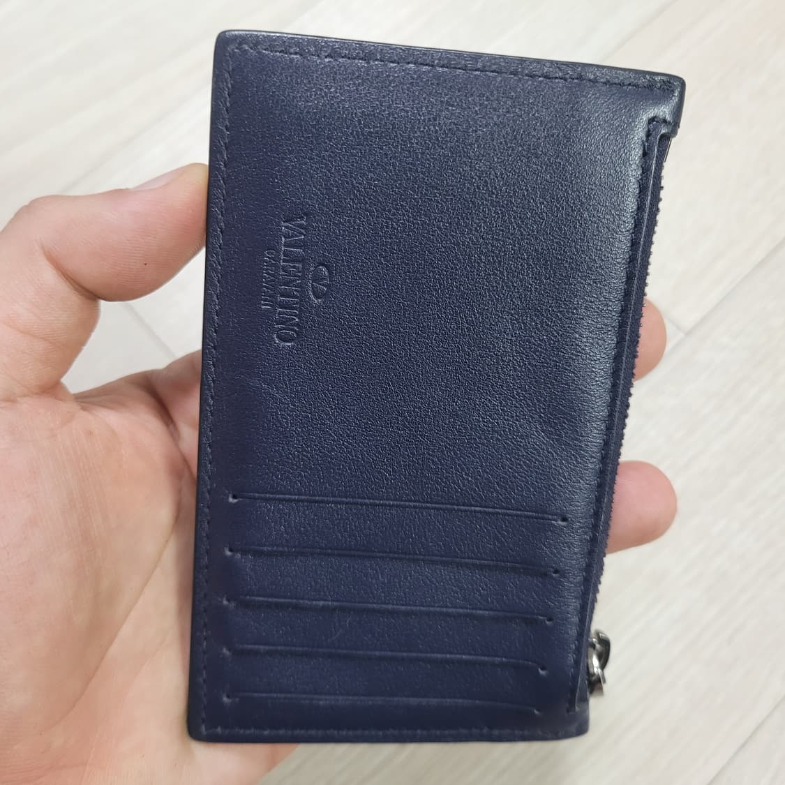 네이비 색상의 발렌티노 락스터드 카드지갑 상품이미지5