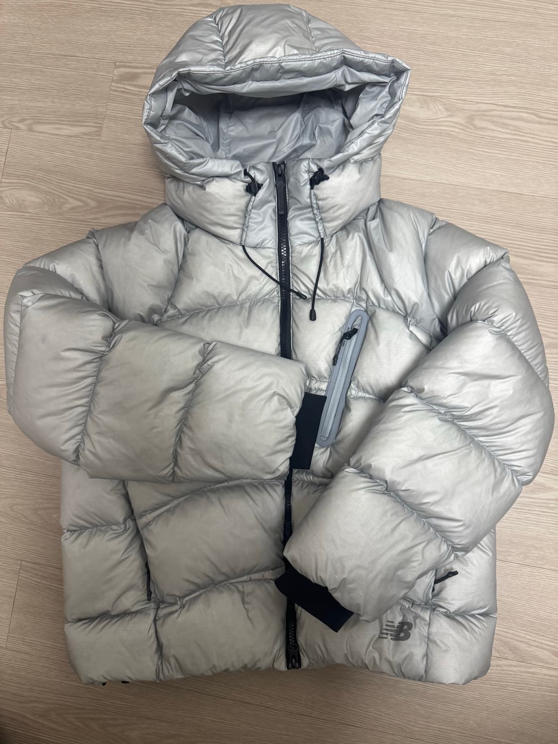 뉴발란스 플라잉77 헤비 구스다운 XS사이즈 라이트그레이색상 팝니다. 상품이미지2