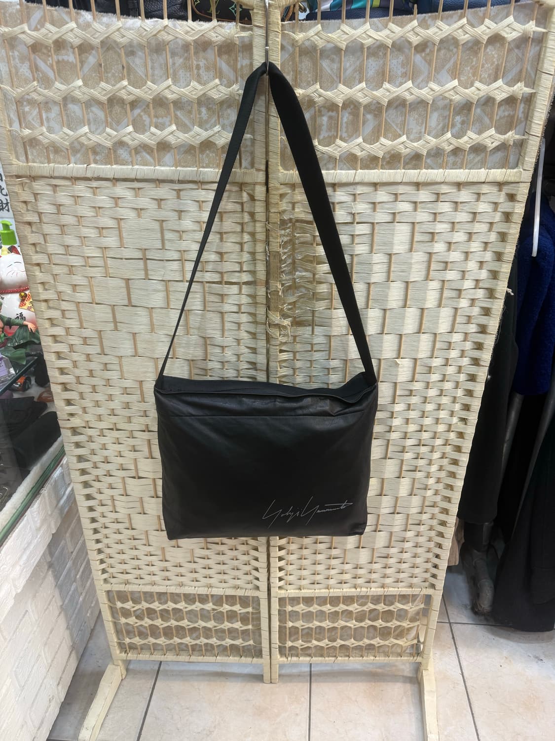 정품 요지야마모토 크로스백 팝니다 상품이미지1