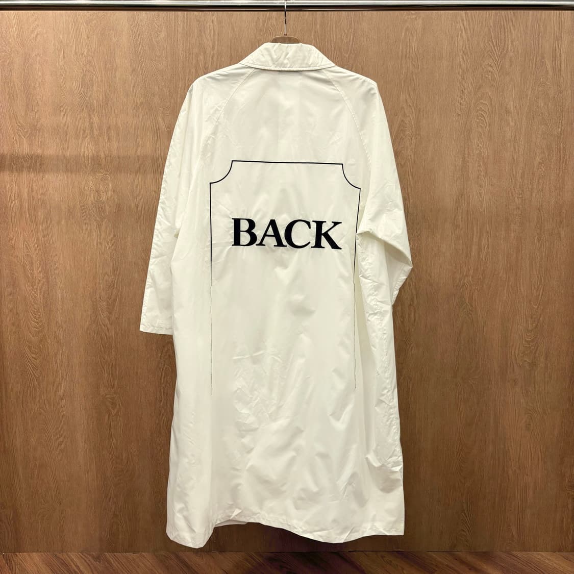 더블렛 긴팔 코팅 롱 코트 미니멀 싱글 후면 레터링 자수 디테일 화이트 상품이미지3