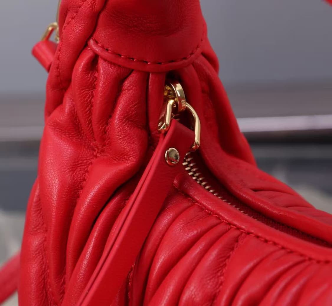 미우 미우 완더 마테라쎄 나파 가죽 호보 미니백 레드 상품이미지3