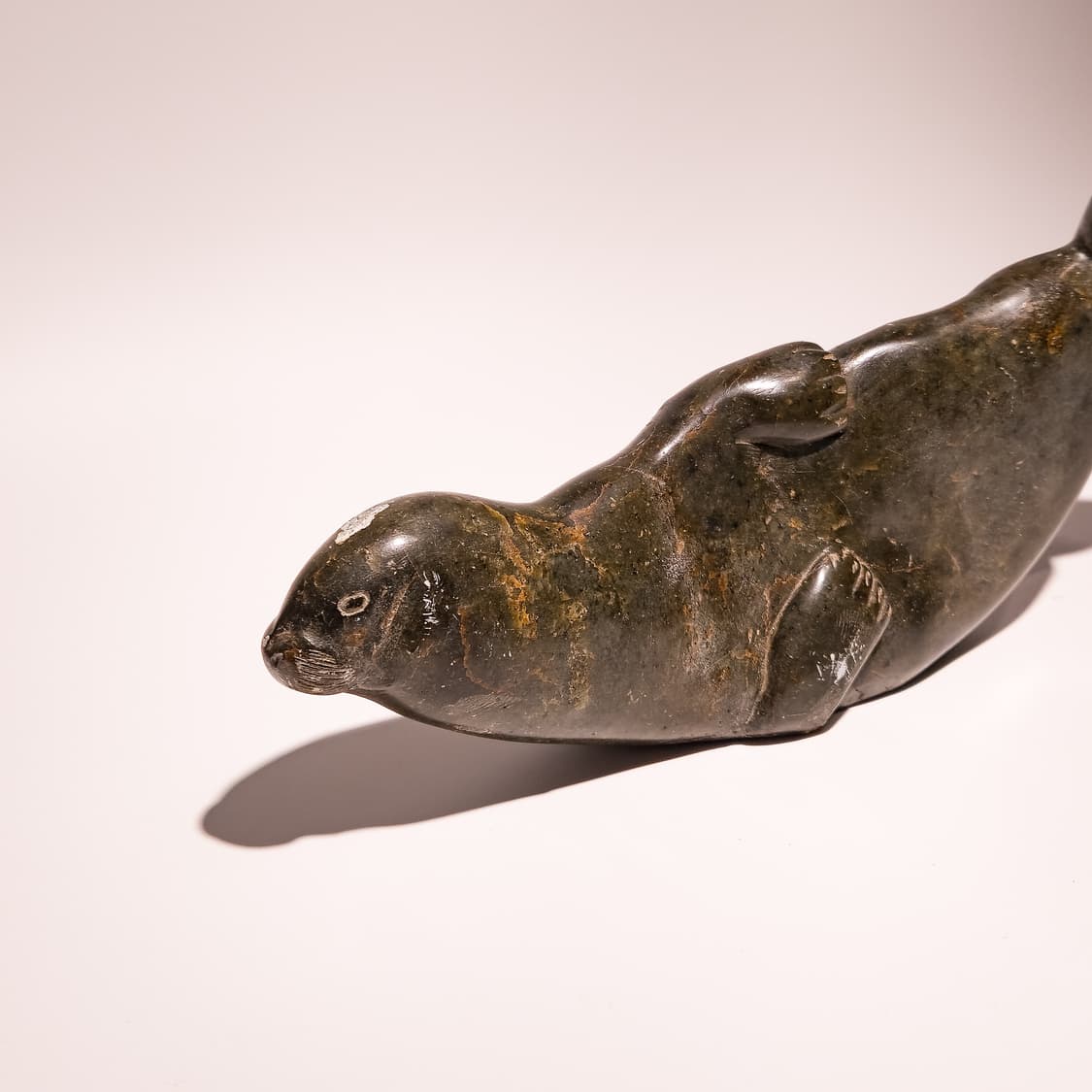 Inuit Handcarved Soapstone Swimming Seal 상품이미지2