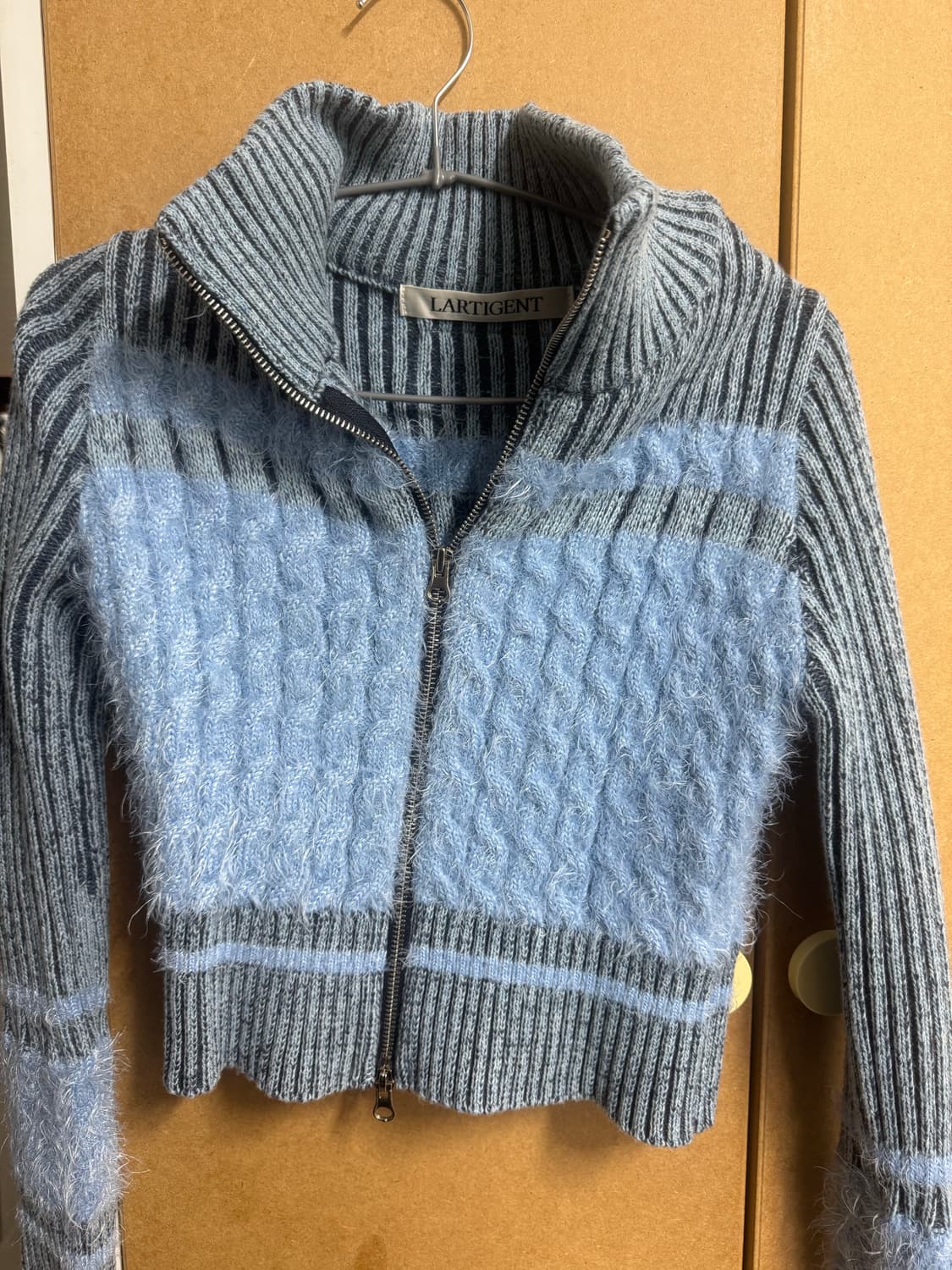 라티젠 카리나 착용 크롭 니트 집업 상품이미지4