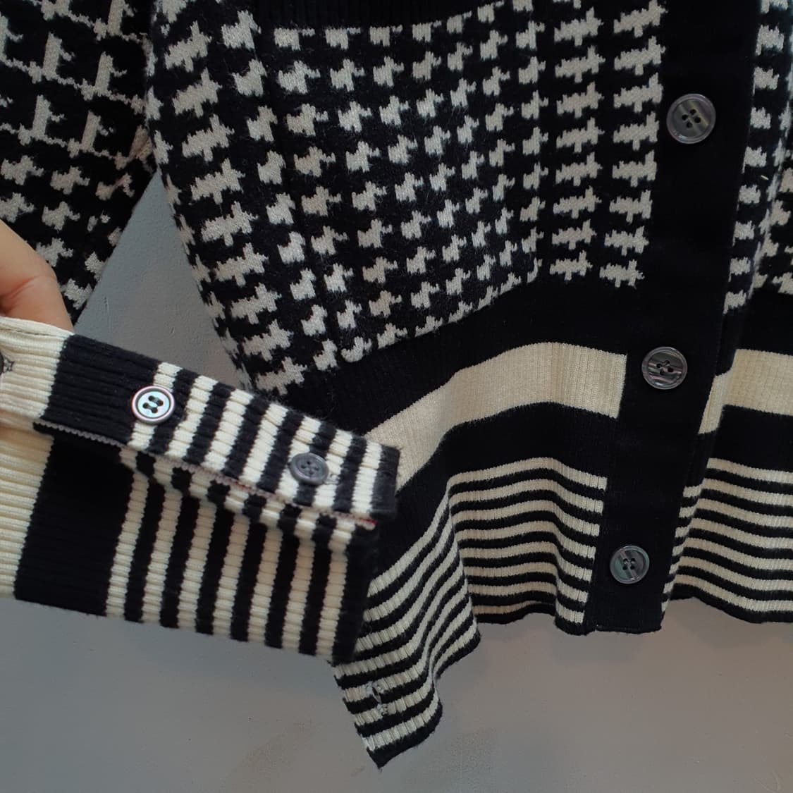 톰브라운 하운드투스 니트 가디건  상품이미지4