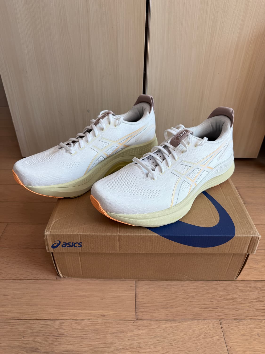 [300] 아식스 젤 카야노 32 4E 화이트 오렌지 글로우 상품이미지1