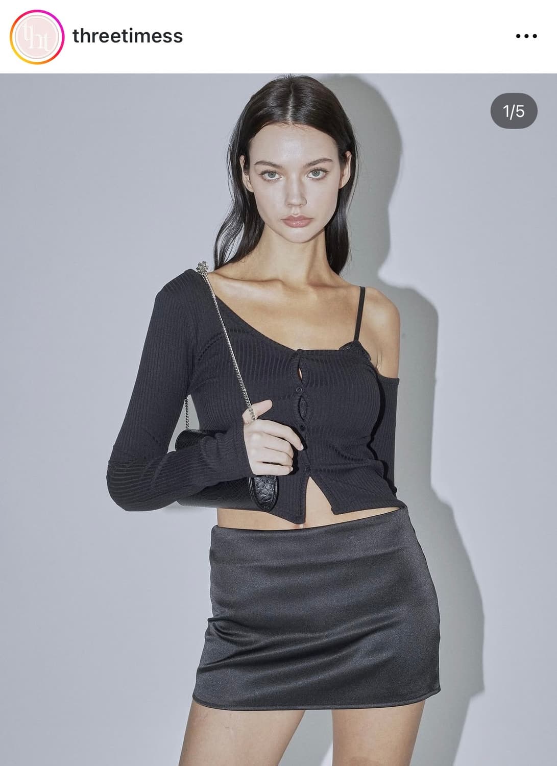 쓰리타임즈 원 숄더 버튼 티 베이지 그레이 상품이미지3