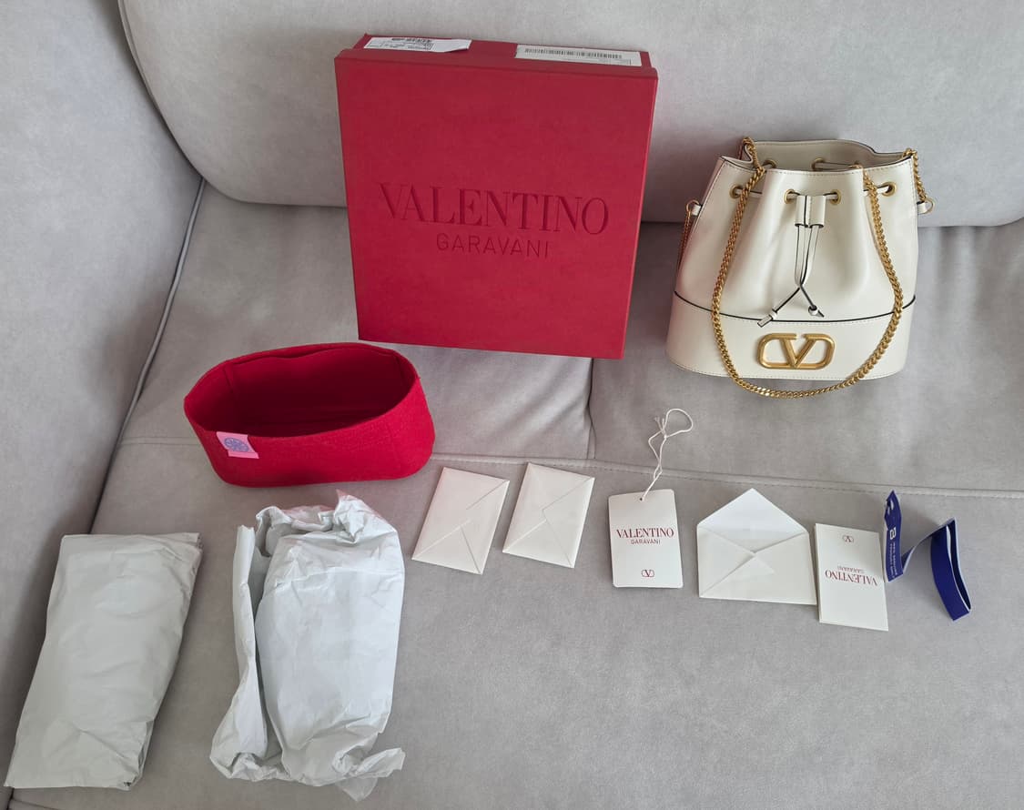 발렌티노 V로고 미니 버킷백 아이보리 풀구성 (무신사 부티크 구매) 상품이미지2