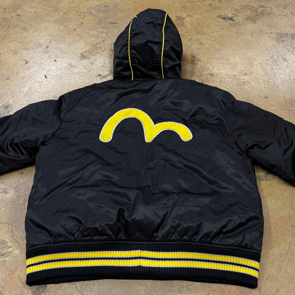 에비수 블랙 옐로우 백로고 포인트 퍼 숏패딩 상품이미지4