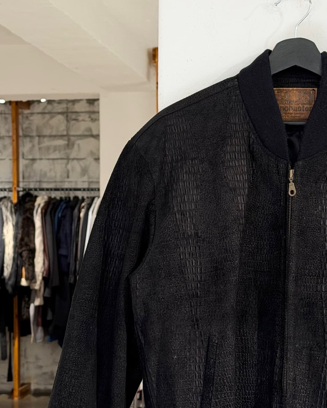 위노하스터 블랙 엘리게이터 텍스쳐 블루종 자켓 상품이미지2