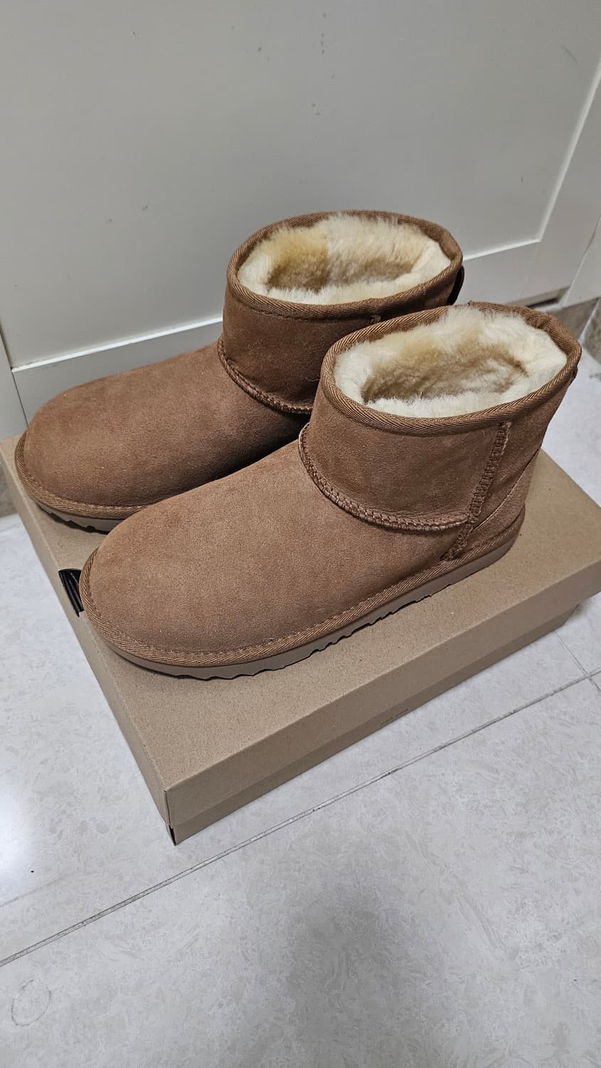 미국정품 UGG 어그 키즈 클래식 미니2 size 6(245) 새상품 상품이미지1