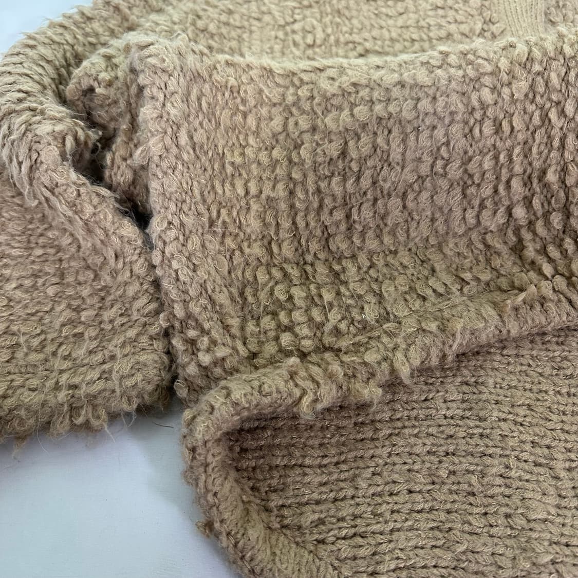 우먼OS PLAYGROUND P.MANSION 루즈오버핏 베이지 부클가디 상품이미지4