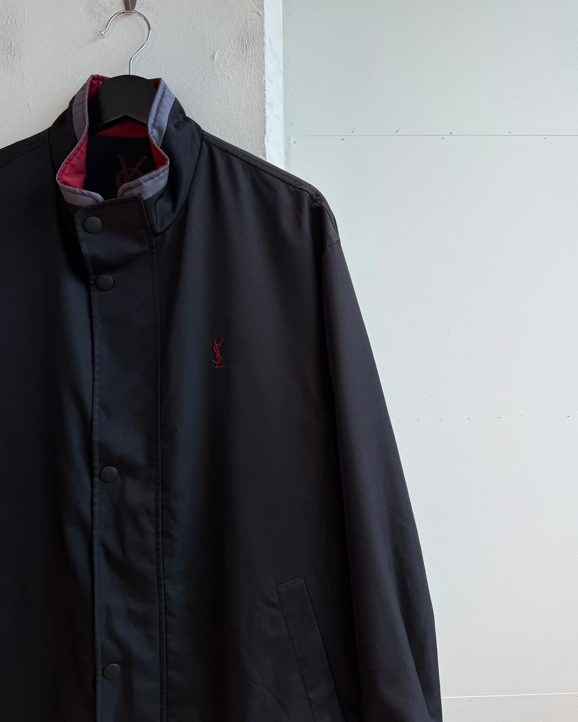 입생로랑 블랙 자수로고 폴리쉘 자켓  상품이미지5