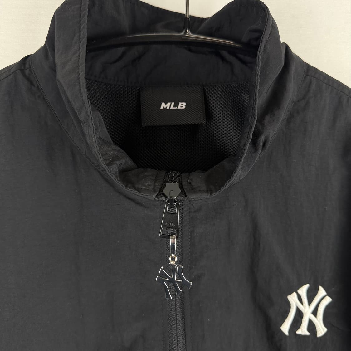 (M) MLB 뉴욕양키스 크롭 하프집 우븐 자켓 블랙 상품이미지3