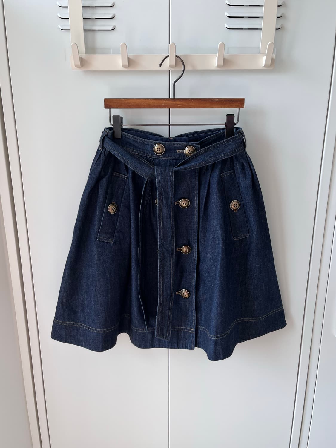Blue Label 금장 단추 플레어 데님 스커트 상품이미지7