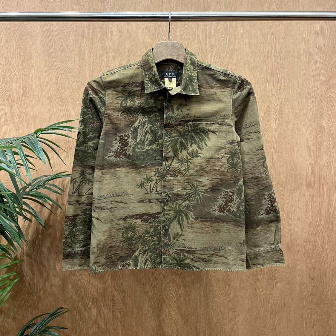 아페쎄 코튼 셔츠 하와이안 패턴 체스트 싱글 포켓 버튼 디테일 카키 상품이미지1