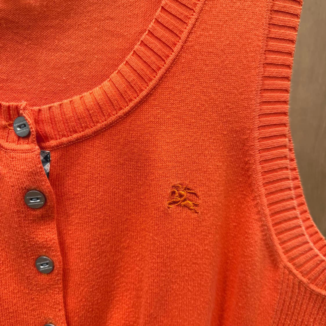 버버리 런던 라운드넥 니트 베스트 클래식 버튼 로고 자수 디테일 오렌지 상품이미지6