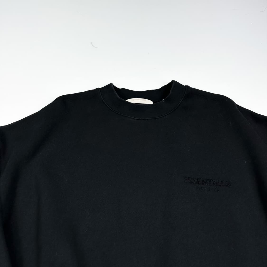 피오갓 에센셜 이니셜 로고 블랙 맨투맨 (실측 XXL) 상품이미지1