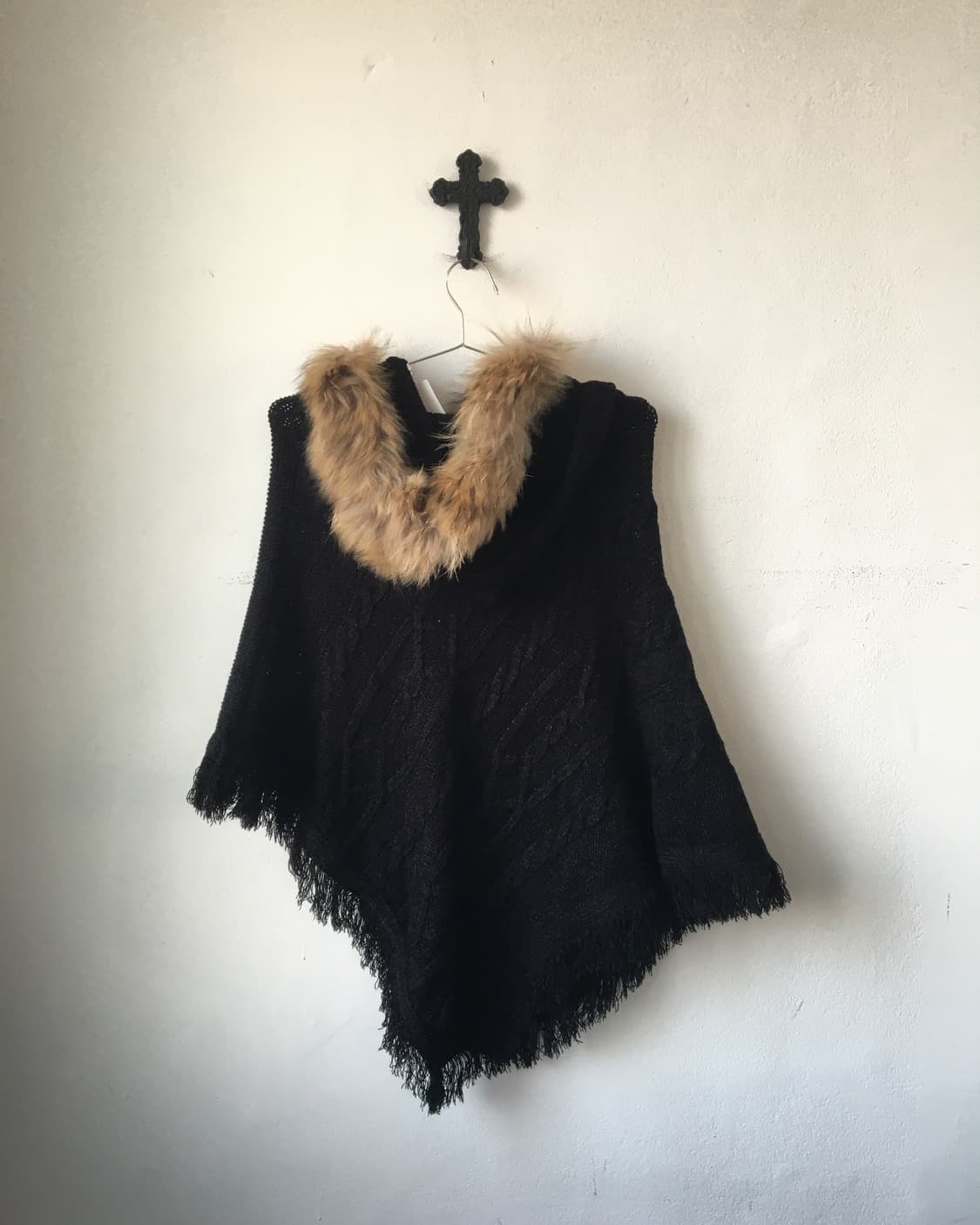 Fake fur hood fringe knit cape 상품이미지5