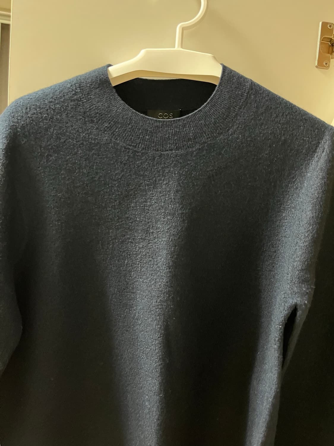 COS 네이비 가죽패치 니트 상품이미지5