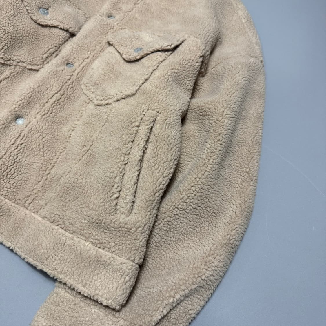 프릭스스토어 베이지컬러 칼라넥 오버 덤블 플리스 트러커 자켓 상품이미지5