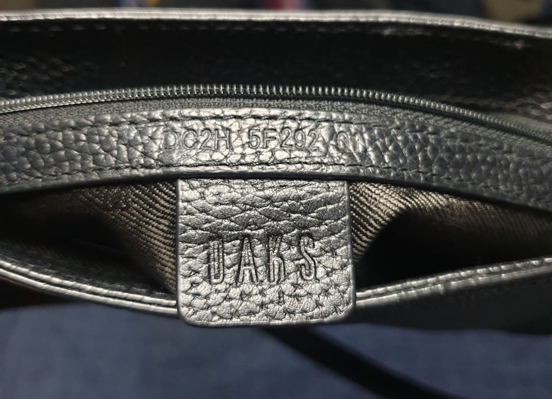 (단종매물) 닥스 스터드 DD금장로고 소가죽 크로스 숄더백 블랙 상품이미지3