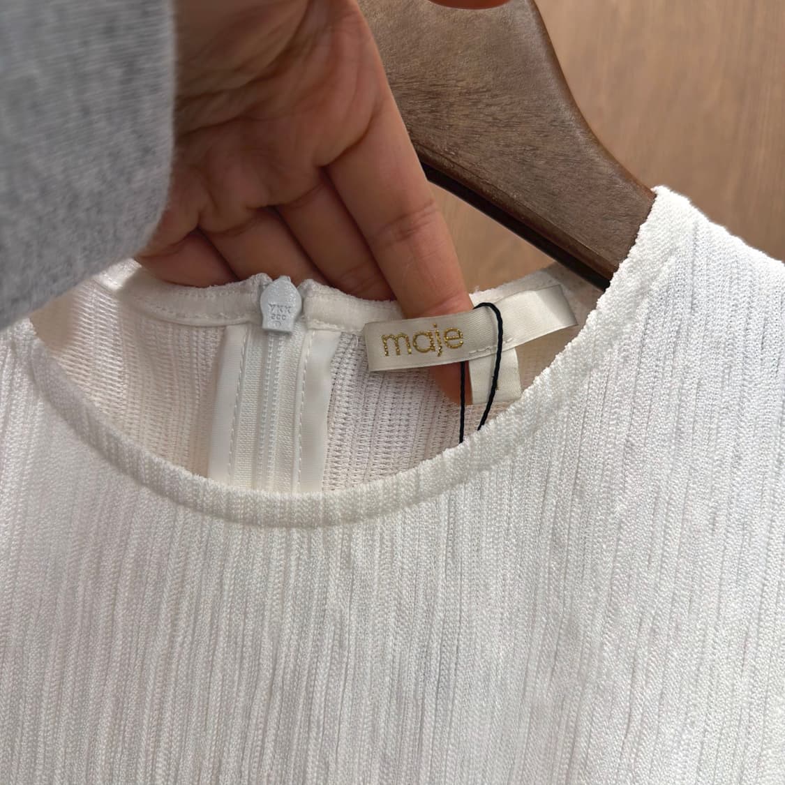 마쥬 슬리브리스 블라우스 러플 백 지퍼 디테일 레귤러핏 아이보리 상품이미지6