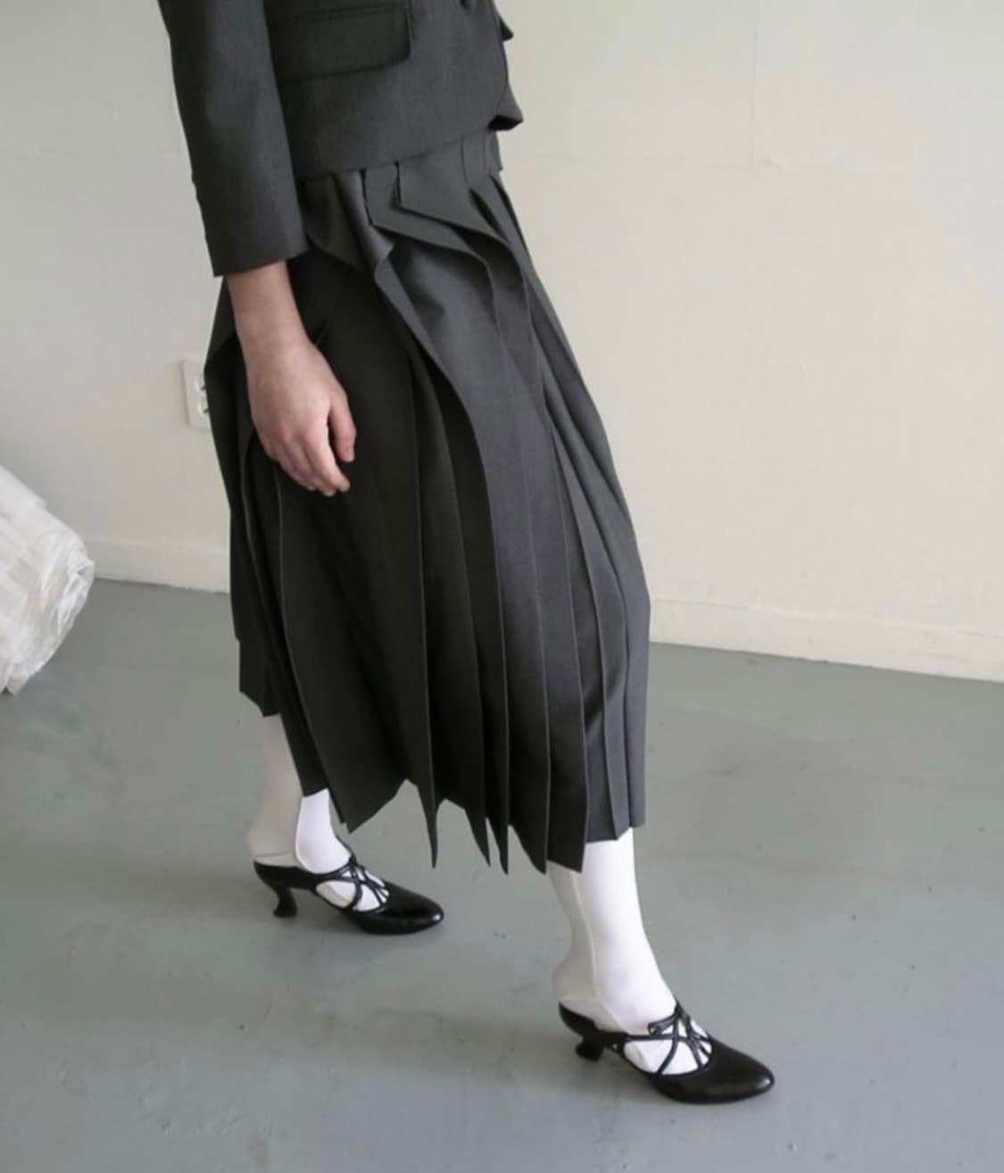 에옹쓰 offbeat 플리츠 스커트 차콜 2사이즈 상품이미지1