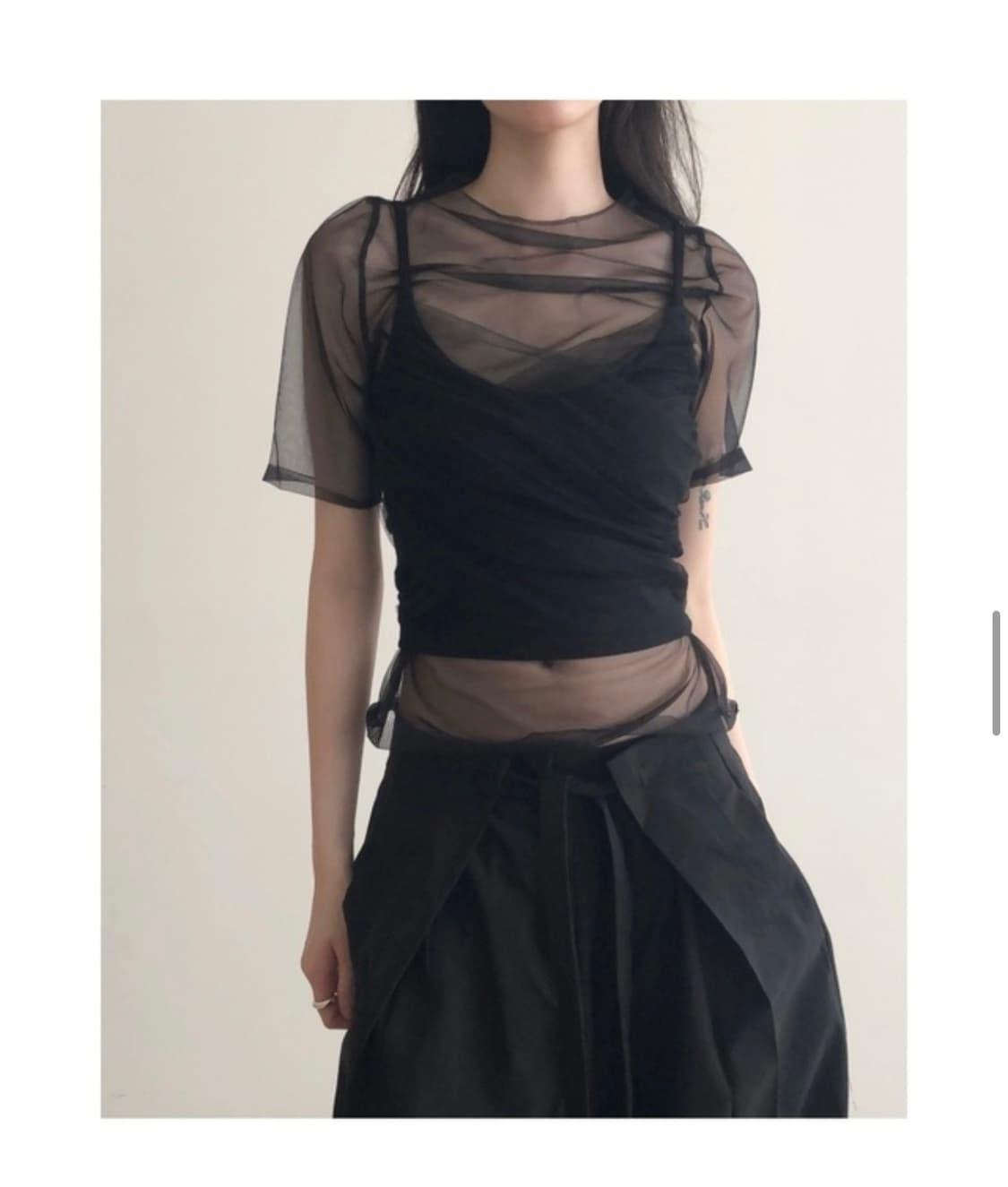 아델리오 글로우 시스루 반팔티 블랙 상품이미지1