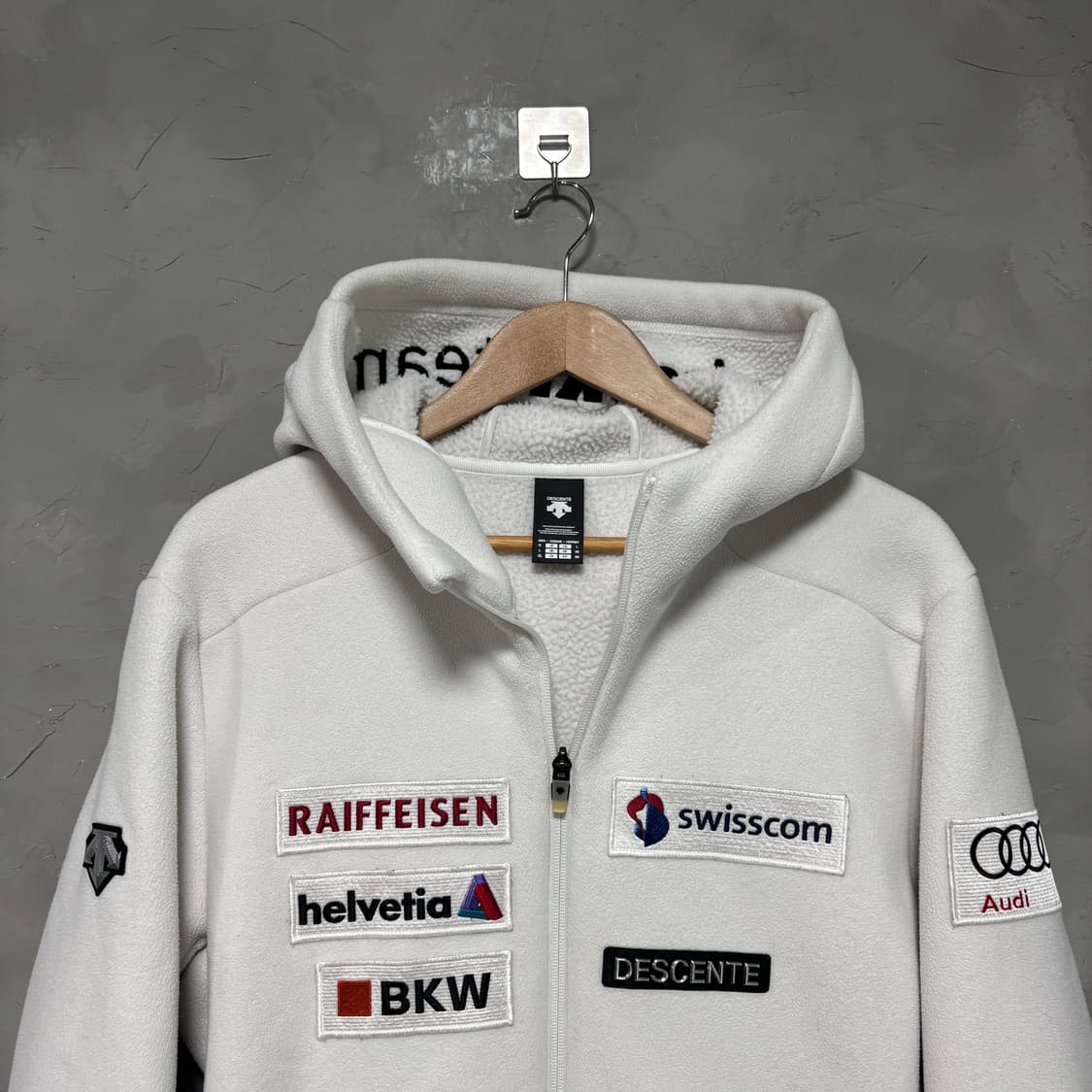데상트 아우디 스위스 스키팀 플리스 자켓 화이트 상품이미지2