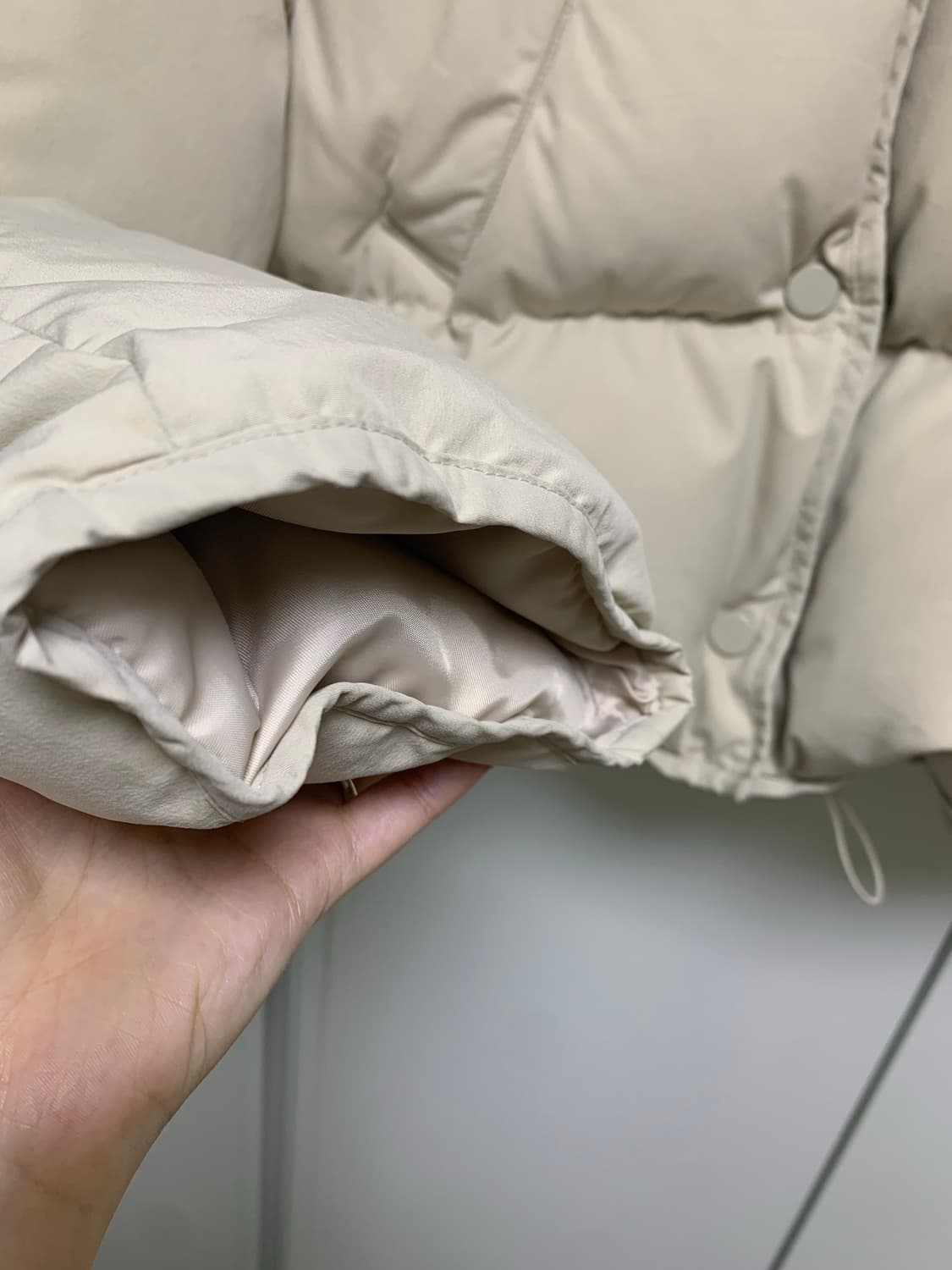 낫띵리튼 크롭드 스트링 푸퍼 자켓 숏패딩 포그 화이트 상품이미지6